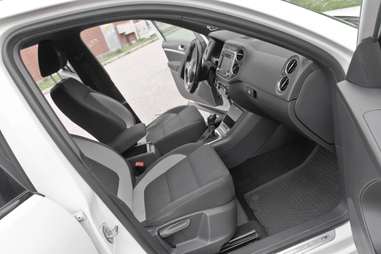 VW Tiguan R-Line 2.0TDI Автомат | Mobile.bg — изображение 11