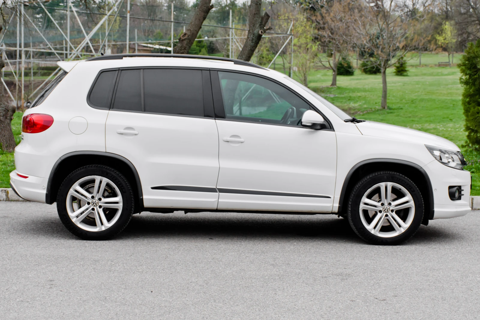 VW Tiguan R-Line 2.0TDI Автомат - изображение 8