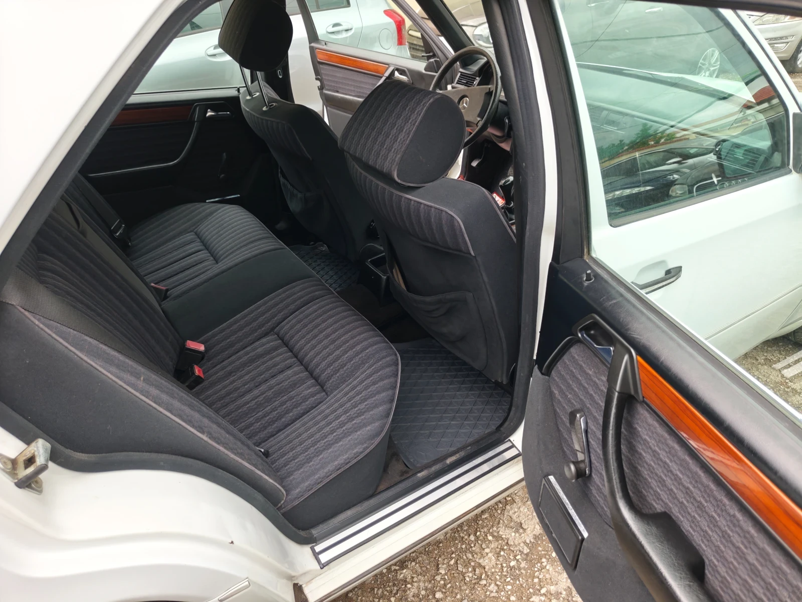 Mercedes-Benz 124 250D, снимка 8 - Автомобили и джипове - 54651912