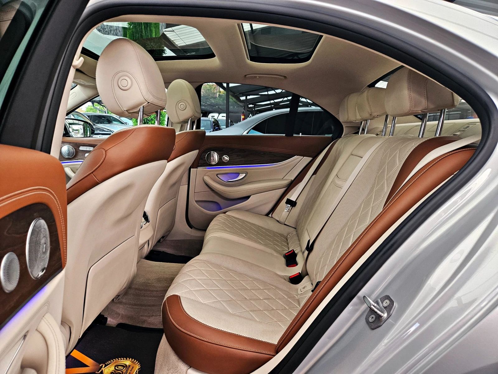 Mercedes-Benz E 350 AMG/DESIGNO SPECIAL/DIGITAL/360CAM/PANO/ПОДГРЕВ/LI, снимка 11 - Автомобили и джипове - 55123364