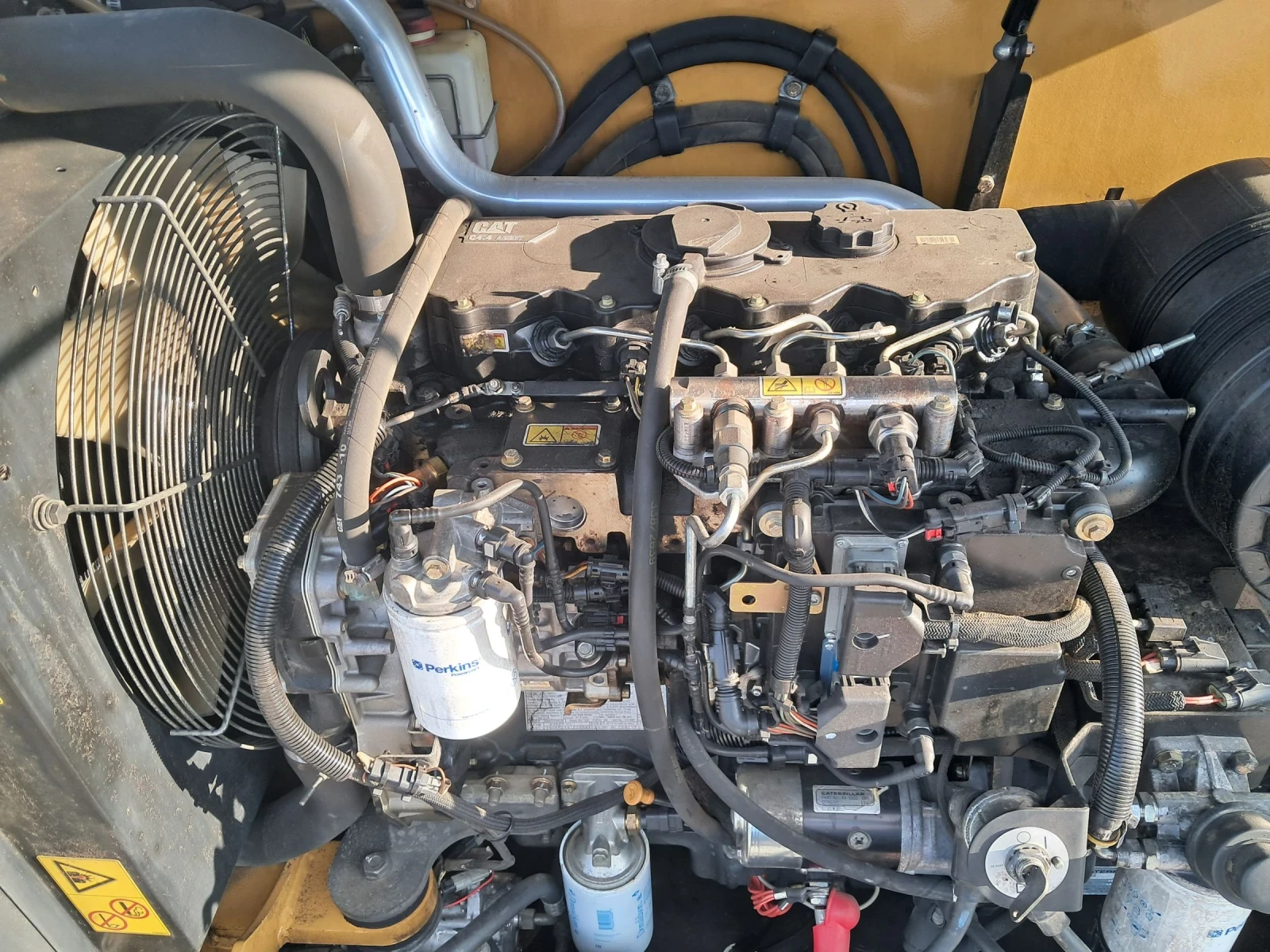 Телескопичен товарач Caterpillar ТН407 - изображение 6