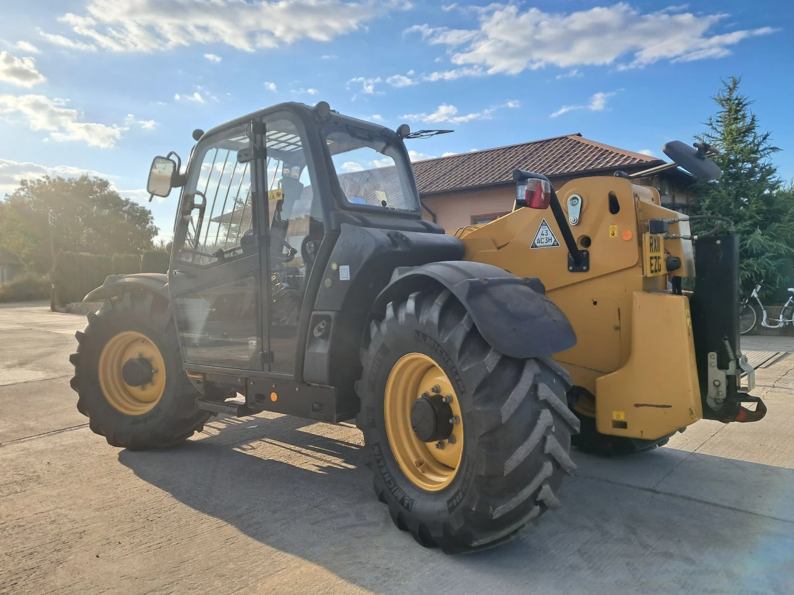 Телескопичен товарач Caterpillar ТН407 - изображение 3