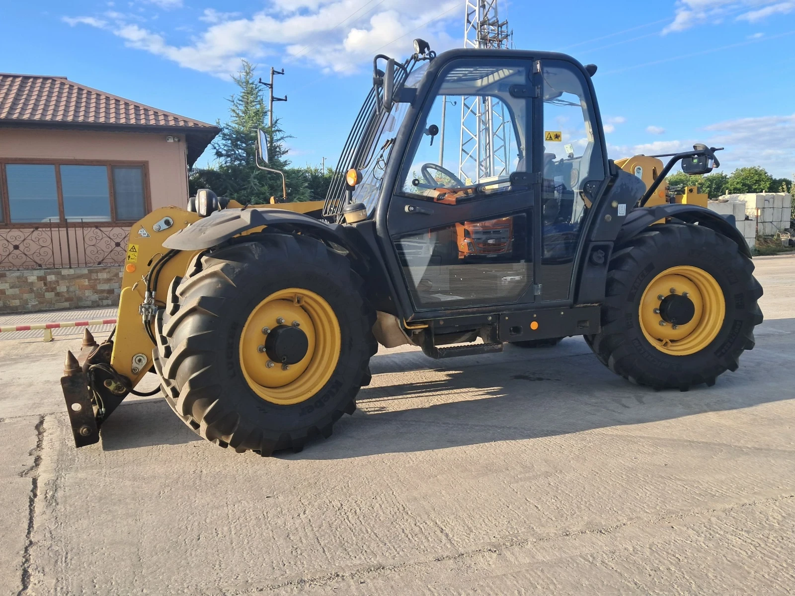 Телескопичен товарач Caterpillar ТН407 - изображение 2