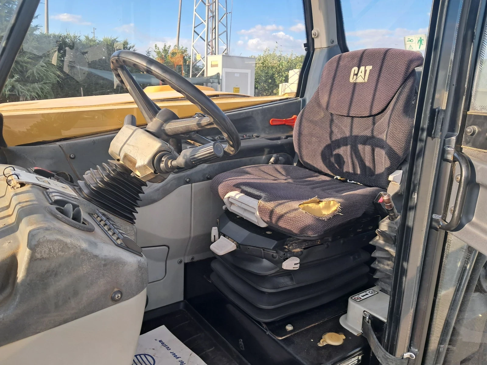 Телескопичен товарач Caterpillar ТН407 - изображение 7