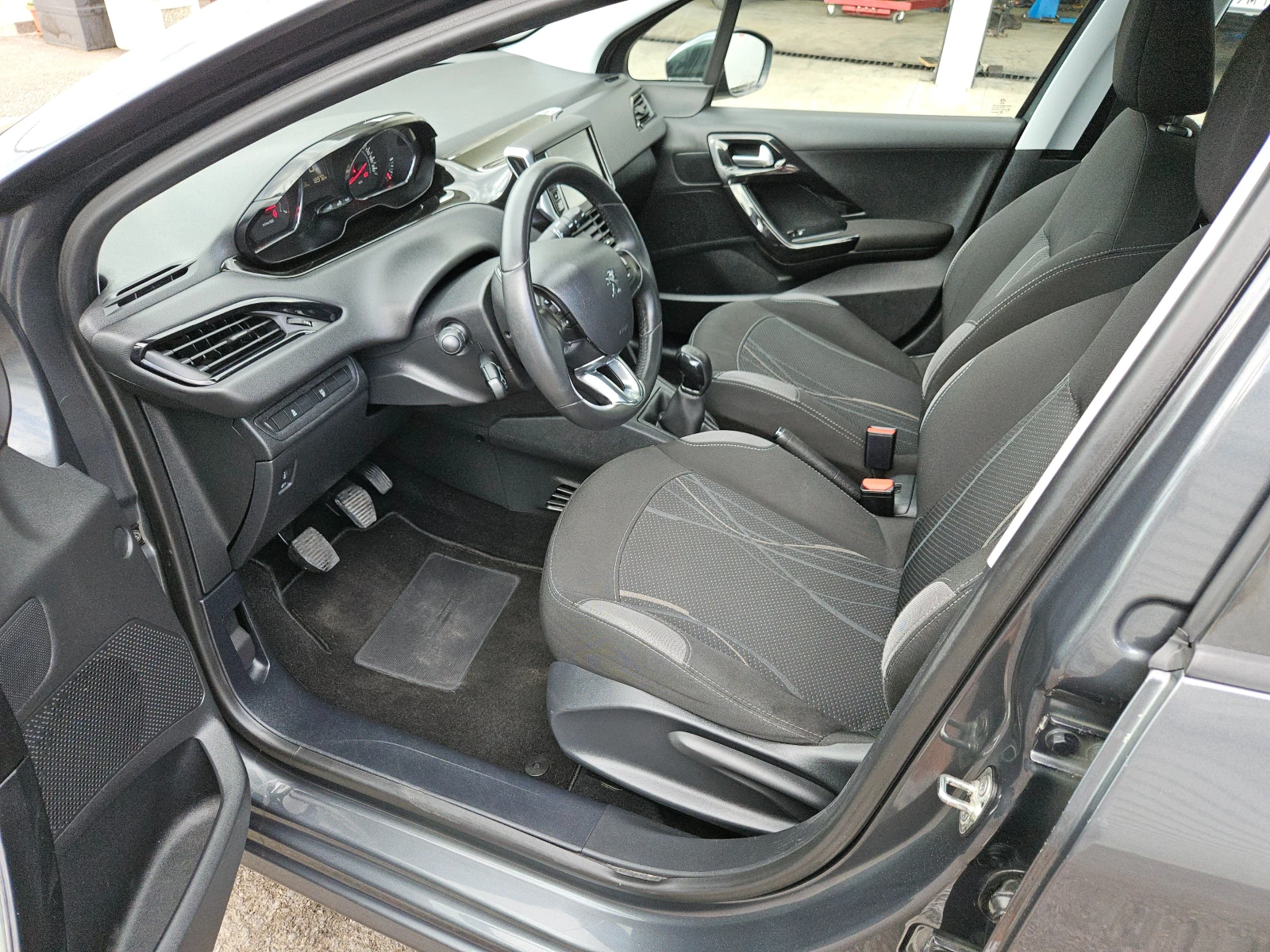 Peugeot 208 1.2I/82k.c/130000km/ACC/КЛИМАТИК/БЛУТУТ/EURO5B/ТОП - изображение 9