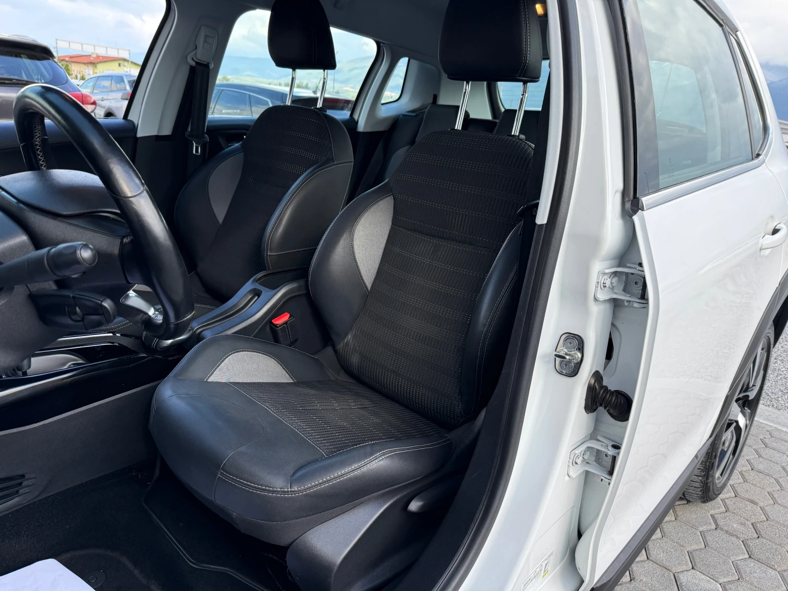 Peugeot 2008 Пълна сервизна история! FULL OPTIONS, снимка 10 - Автомобили и джипове - 54415160