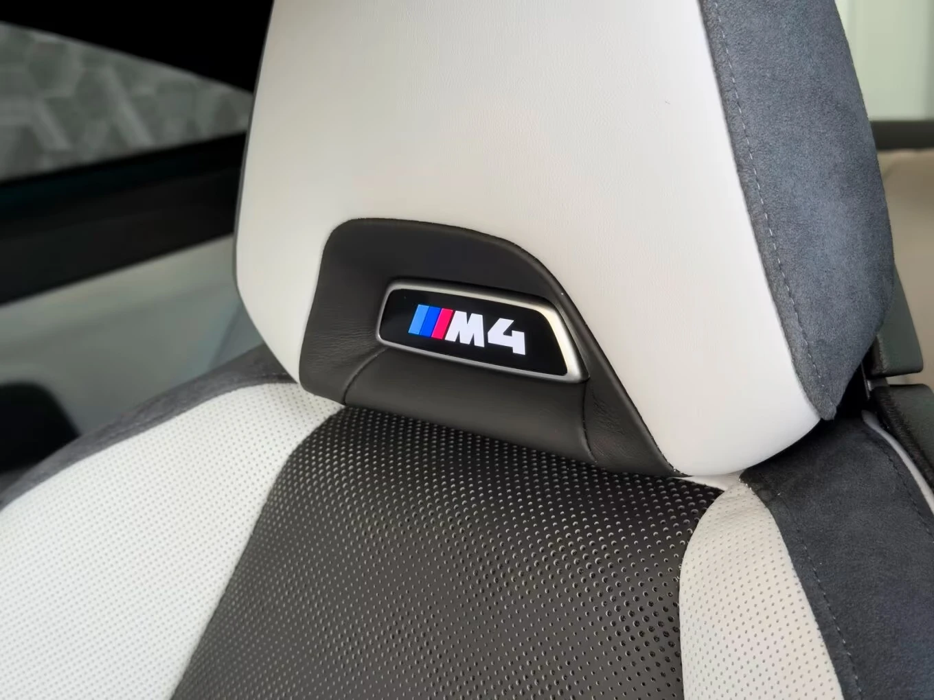 BMW M4 Competition/HUD/360/LED/INDIVIDUAL/HARMAN KARDON, снимка 11 - Автомобили и джипове - 55457578