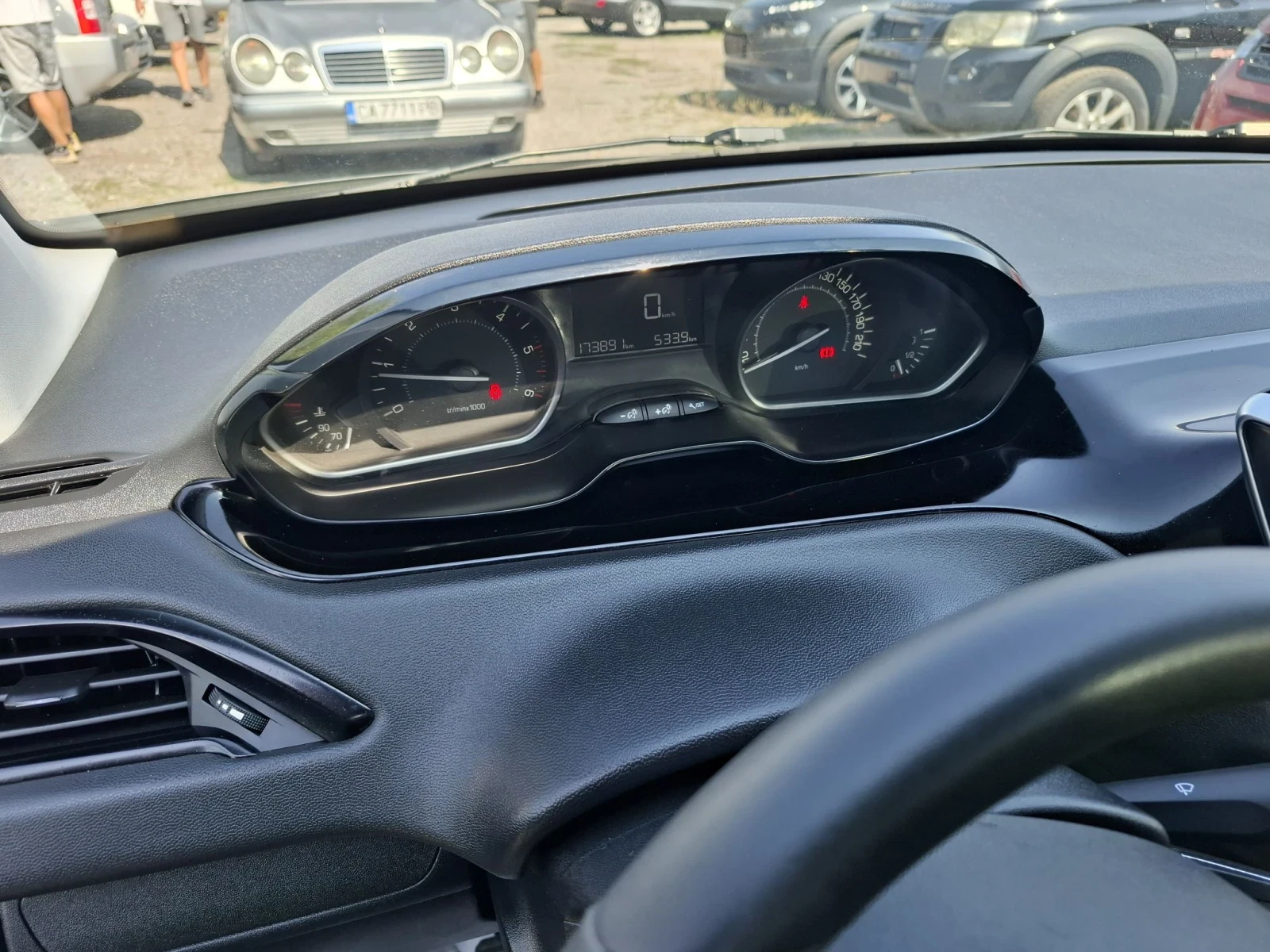 Peugeot 208 1.6 HDi euro6B, снимка 6 - Автомобили и джипове - 55798243