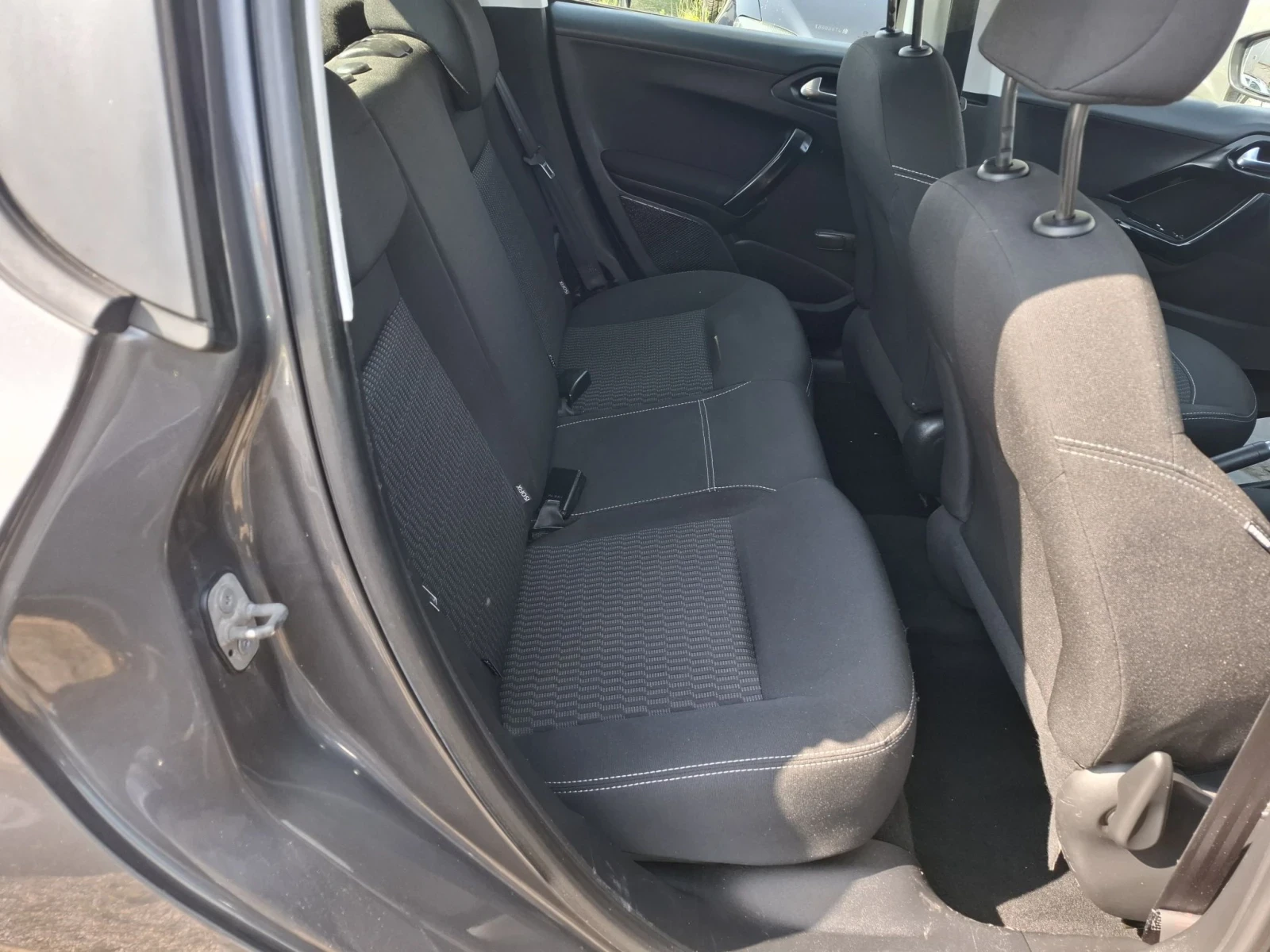 Peugeot 208 1.6 HDi euro6B, снимка 9 - Автомобили и джипове - 55798243