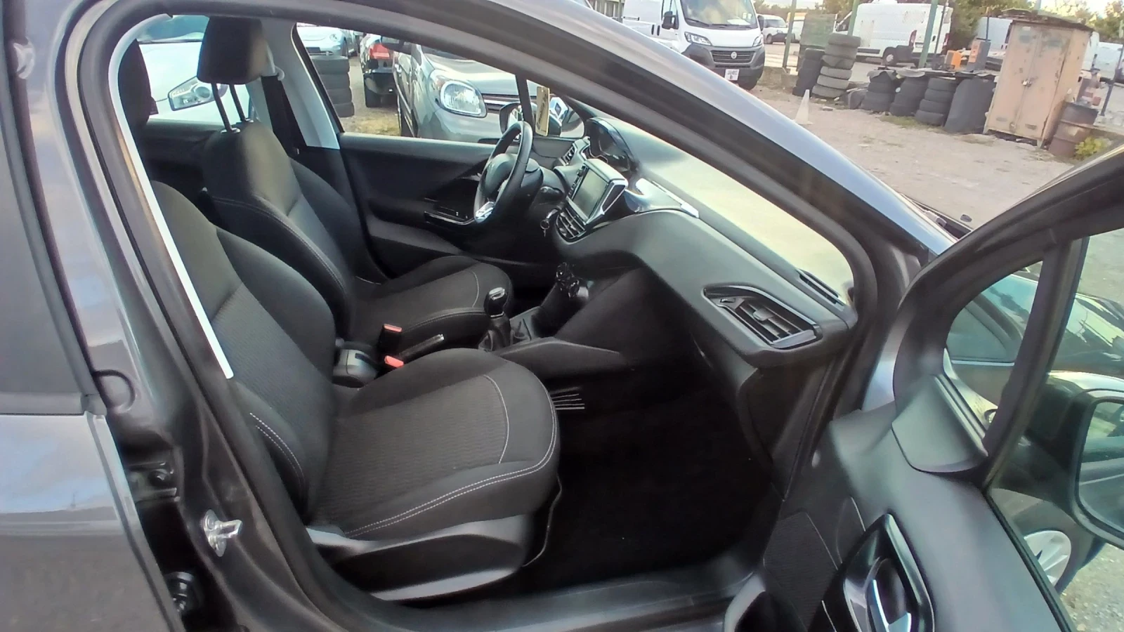 Peugeot 208 1.6 HDi euro6B, снимка 10 - Автомобили и джипове - 55798243