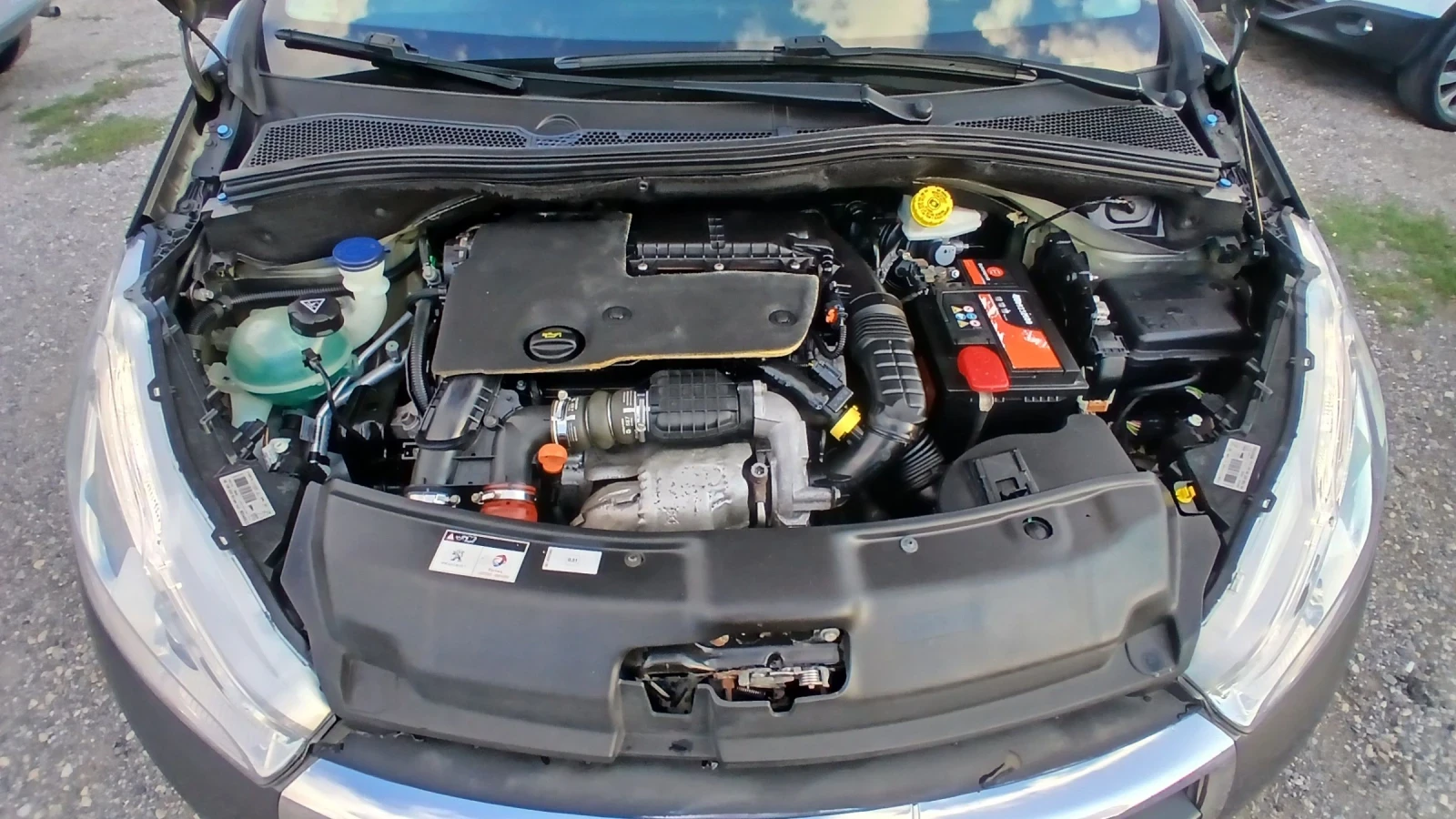 Peugeot 208 1.6 HDi euro6B, снимка 11 - Автомобили и джипове - 55798243