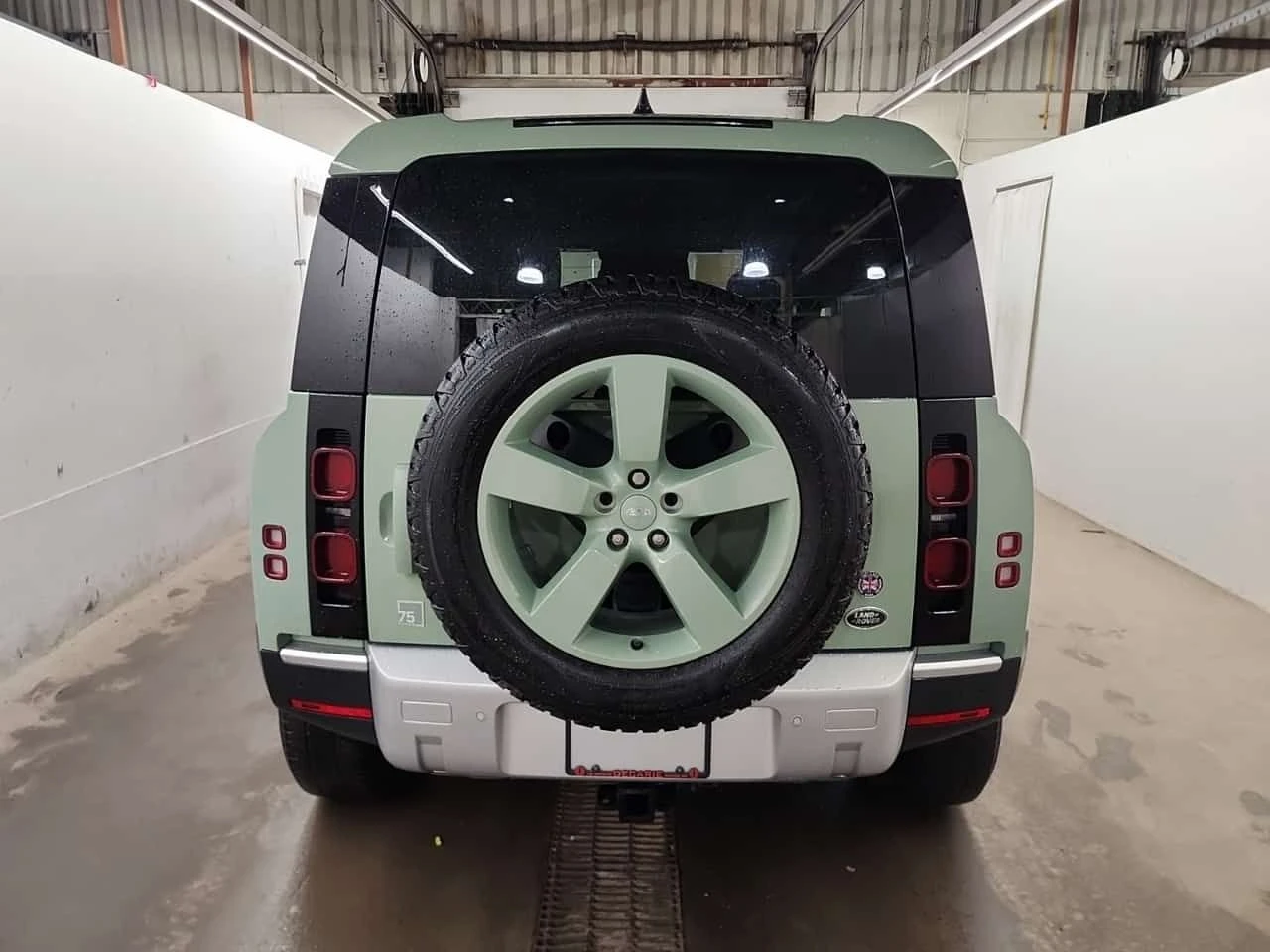 Land Rover Defender 75TH EDITION| HUD| 360| 2 КЛЮЧА| , снимка 7 - Автомобили и джипове - 54278924