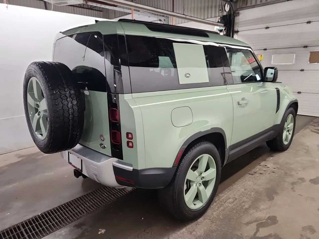 Land Rover Defender 75TH EDITION| HUD| 360| 2 КЛЮЧА| , снимка 3 - Автомобили и джипове - 54278924