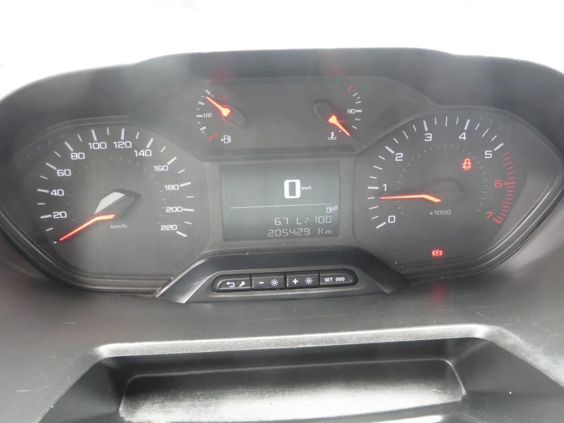 Peugeot Partner 1.5 HDI E6D, снимка 9 - Автомобили и джипове - 46040561