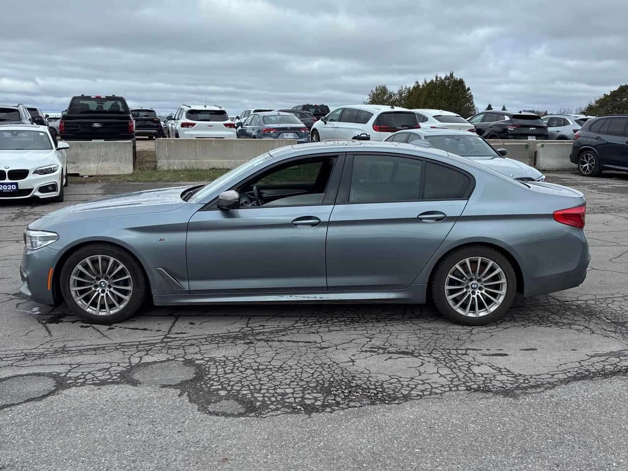BMW 550 * xDrive * ДИСТРОНИК * 360 * HUD * ОБДУХВАНЕ, снимка 2 - Автомобили и джипове - 54480321