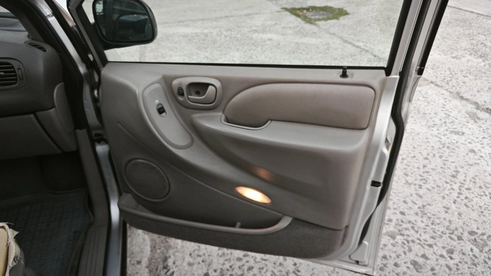 Chrysler Voyager 2.5 crd, снимка 16 - Автомобили и джипове - 56321502