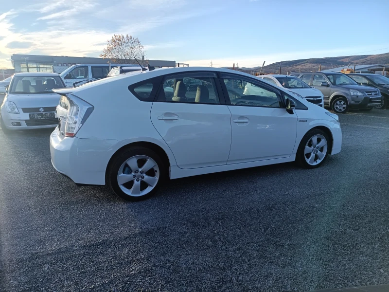 Toyota Prius Автоматик , снимка 4 - Автомобили и джипове - 48057400