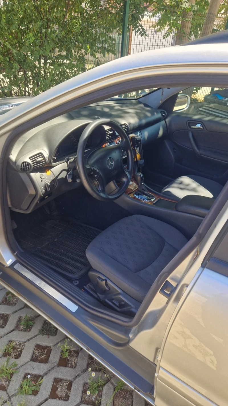 Mercedes-Benz C 220 Комби, снимка 7 - Автомобили и джипове - 52437351