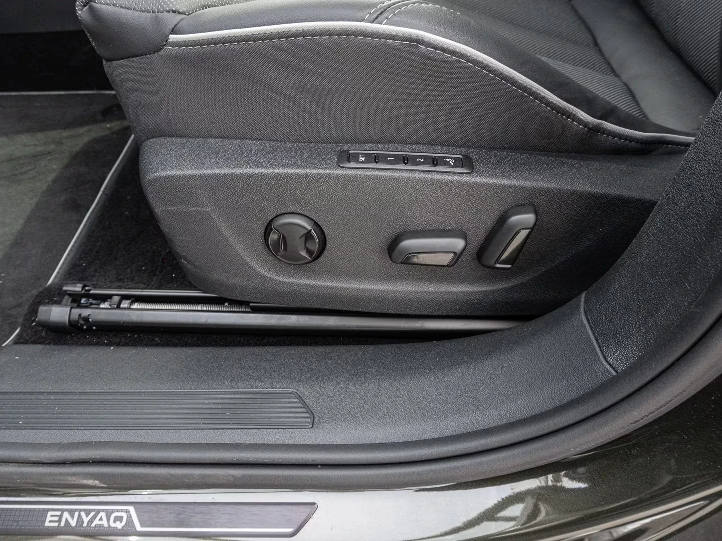 Skoda Enyaq Coupe RS AWD Matrix 360 DIST HUD PANO Winter Pack+, снимка 13 - Автомобили и джипове - 55018868