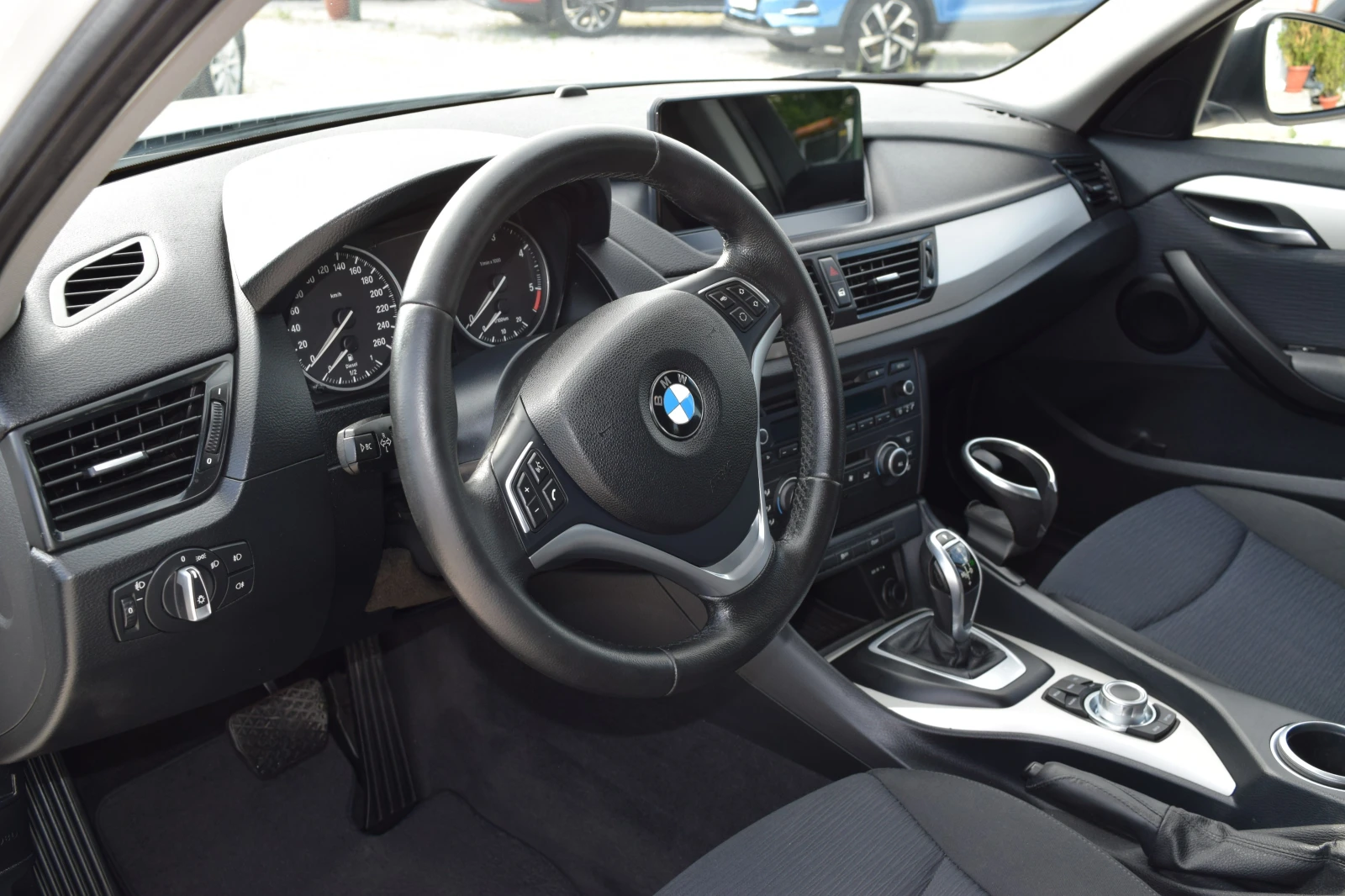 BMW X1 2.0D* S-Drive* CarPlay* Камера* Euro5B, снимка 9 - Автомобили и джипове - 55109995