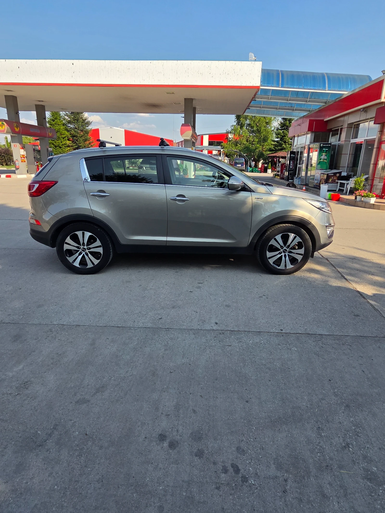 Kia Sportage 2.0 CRDI, снимка 4 - Автомобили и джипове - 55310210