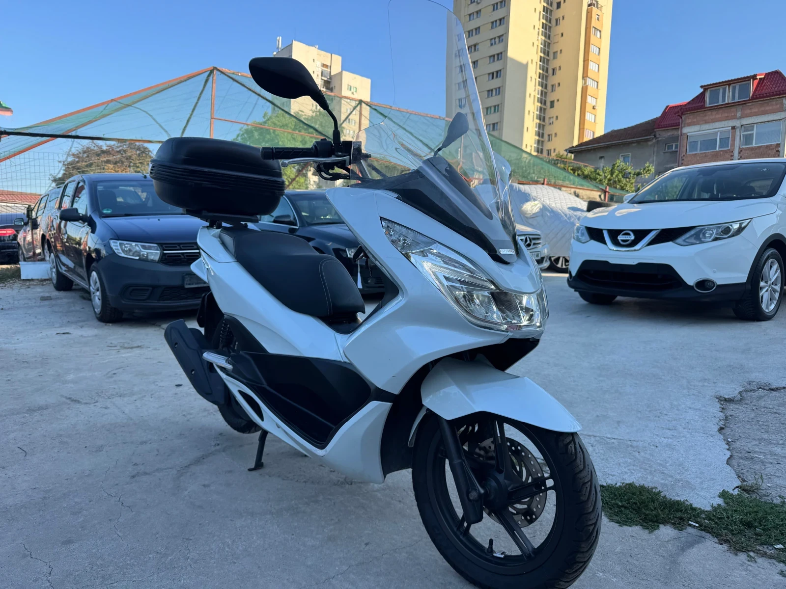 Honda Pcx 125 Бяла Перла-ЛЕД-Швейцария Като Нов, снимка 4 - Мотоциклети и мототехника - 55618007