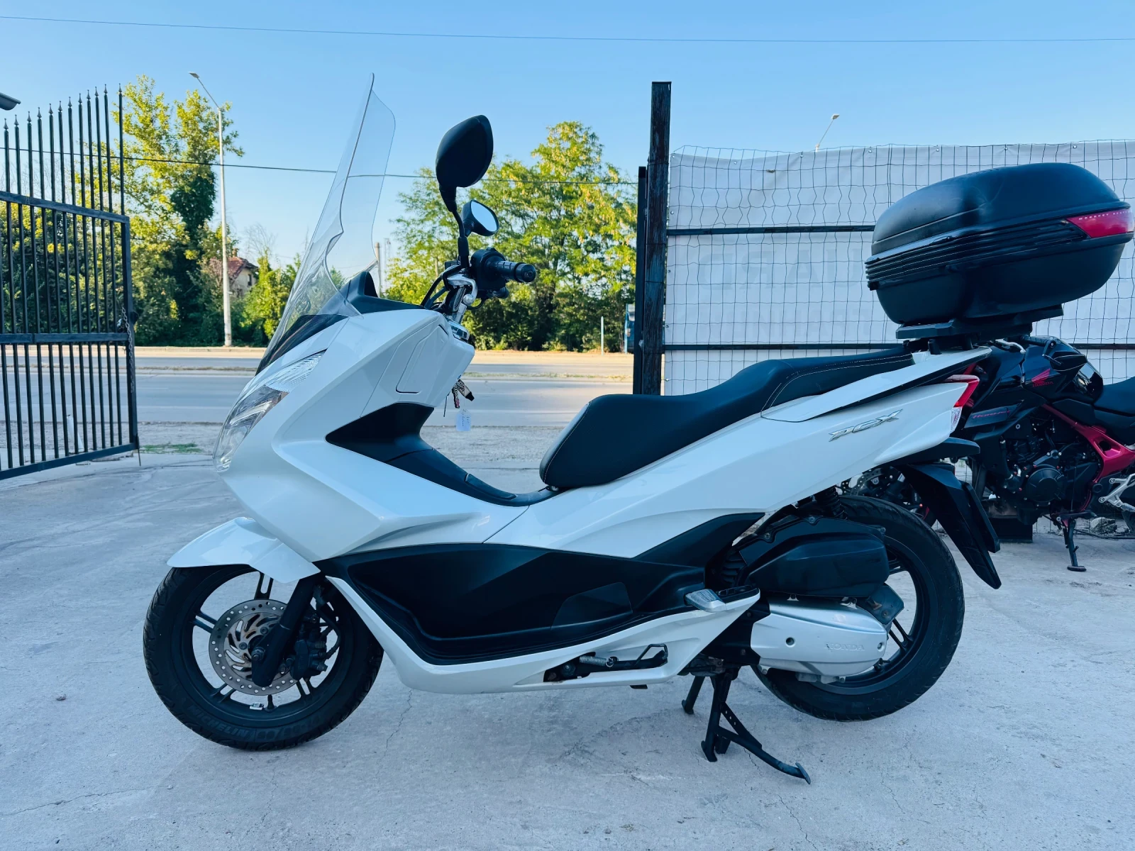 Honda Pcx 125 Бяла Перла-ЛЕД-Швейцария Като Нов, снимка 7 - Мотоциклети и мототехника - 55618007