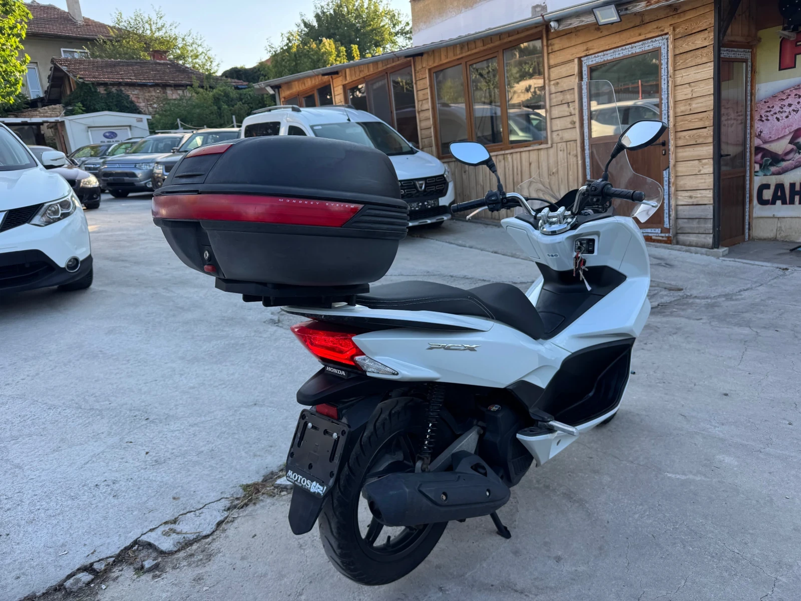Honda Pcx 125 Бяла Перла-ЛЕД-Швейцария Като Нов, снимка 6 - Мотоциклети и мототехника - 55618007