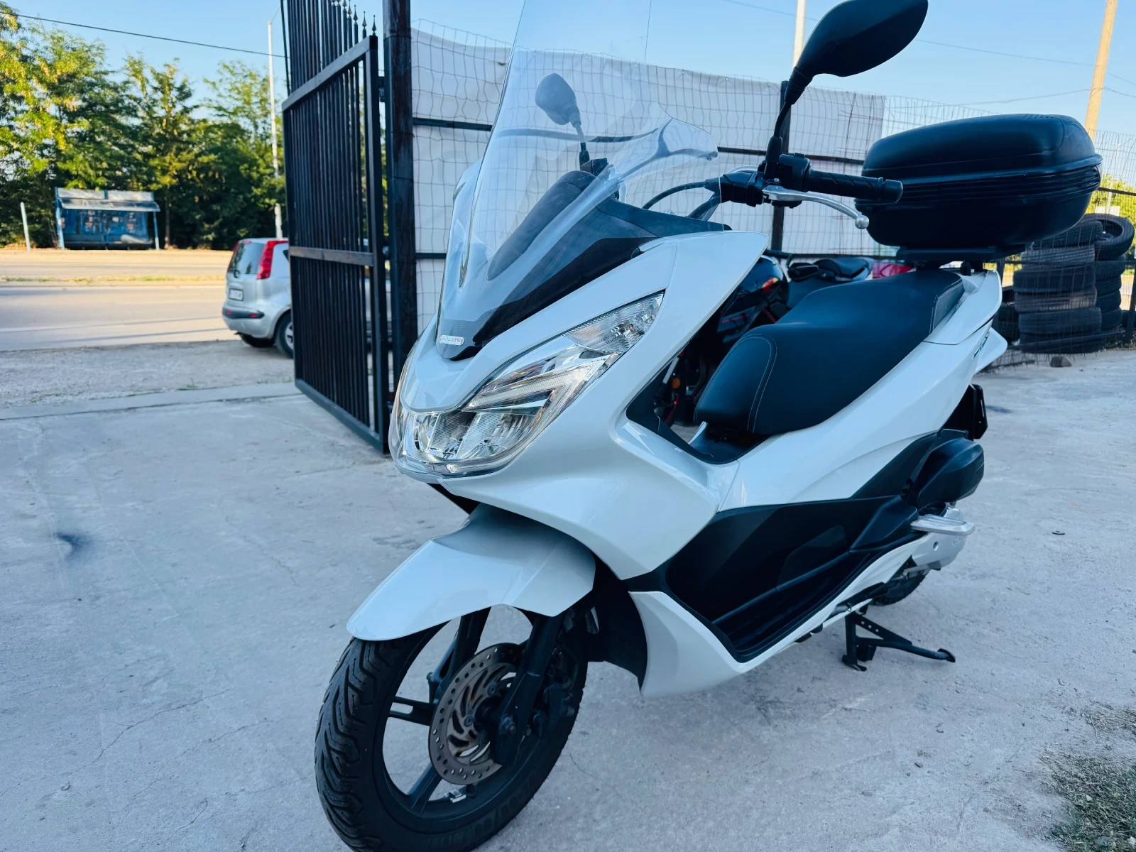 Honda Pcx 125 Бяла Перла-ЛЕД-Швейцария Като Нов, снимка 8 - Мотоциклети и мототехника - 55618007