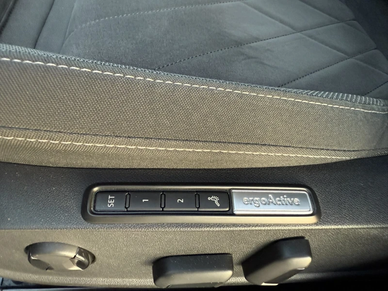 VW Golf 1.5 eTSI, снимка 13 - Автомобили и джипове - 50786972