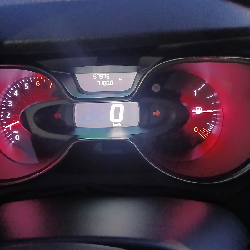 Renault Captur, снимка 14 - Автомобили и джипове - 53540785