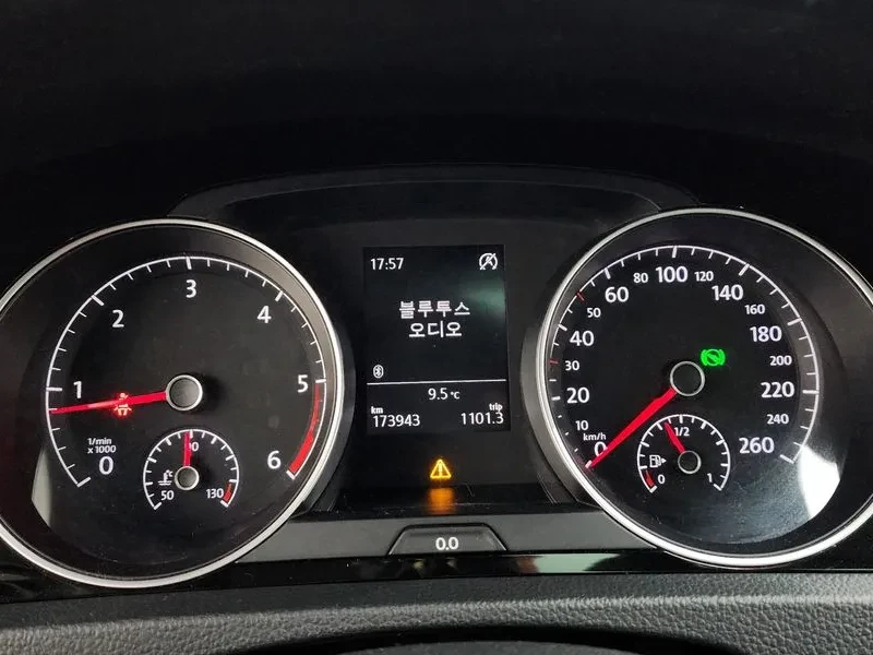 VW Golf 2.0 TDI, снимка 8 - Автомобили и джипове - 54300722
