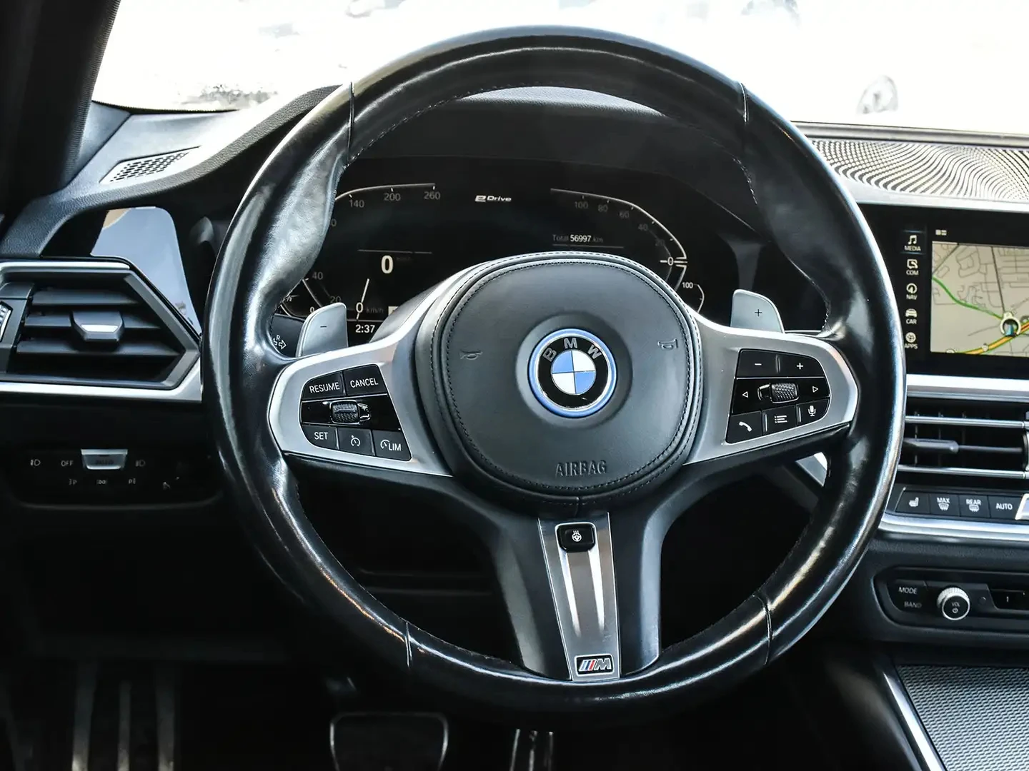 BMW 330 e xDrive | M Sport Package | CLEAN CARFAXl, снимка 13 - Автомобили и джипове - 54075842