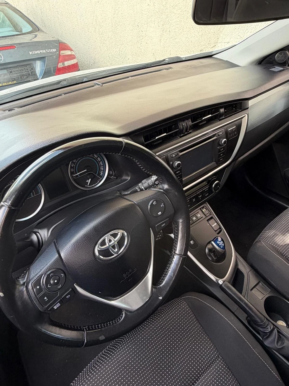 Toyota Auris, снимка 9 - Автомобили и джипове - 54857862