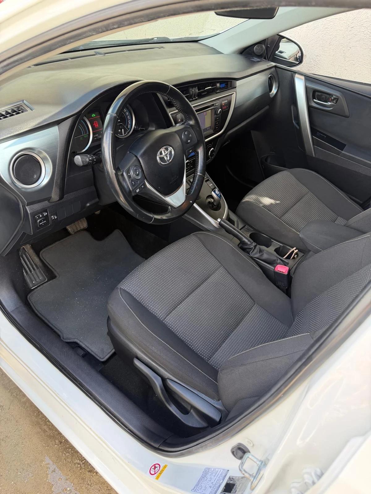 Toyota Auris, снимка 8 - Автомобили и джипове - 54857862