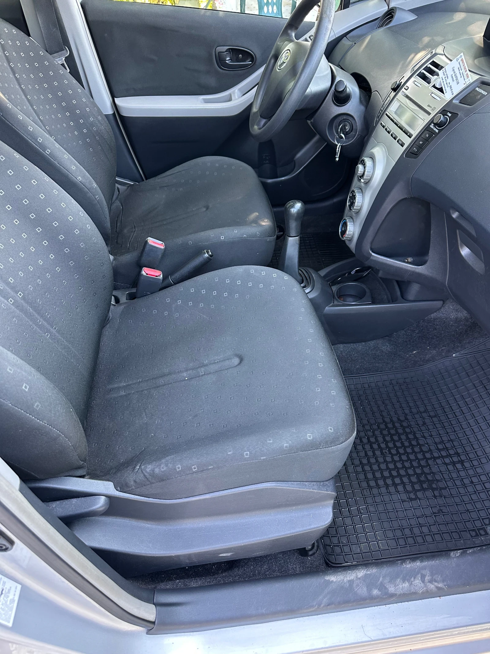 Toyota Yaris 1.0i 2009, снимка 12 - Автомобили и джипове - 56074697