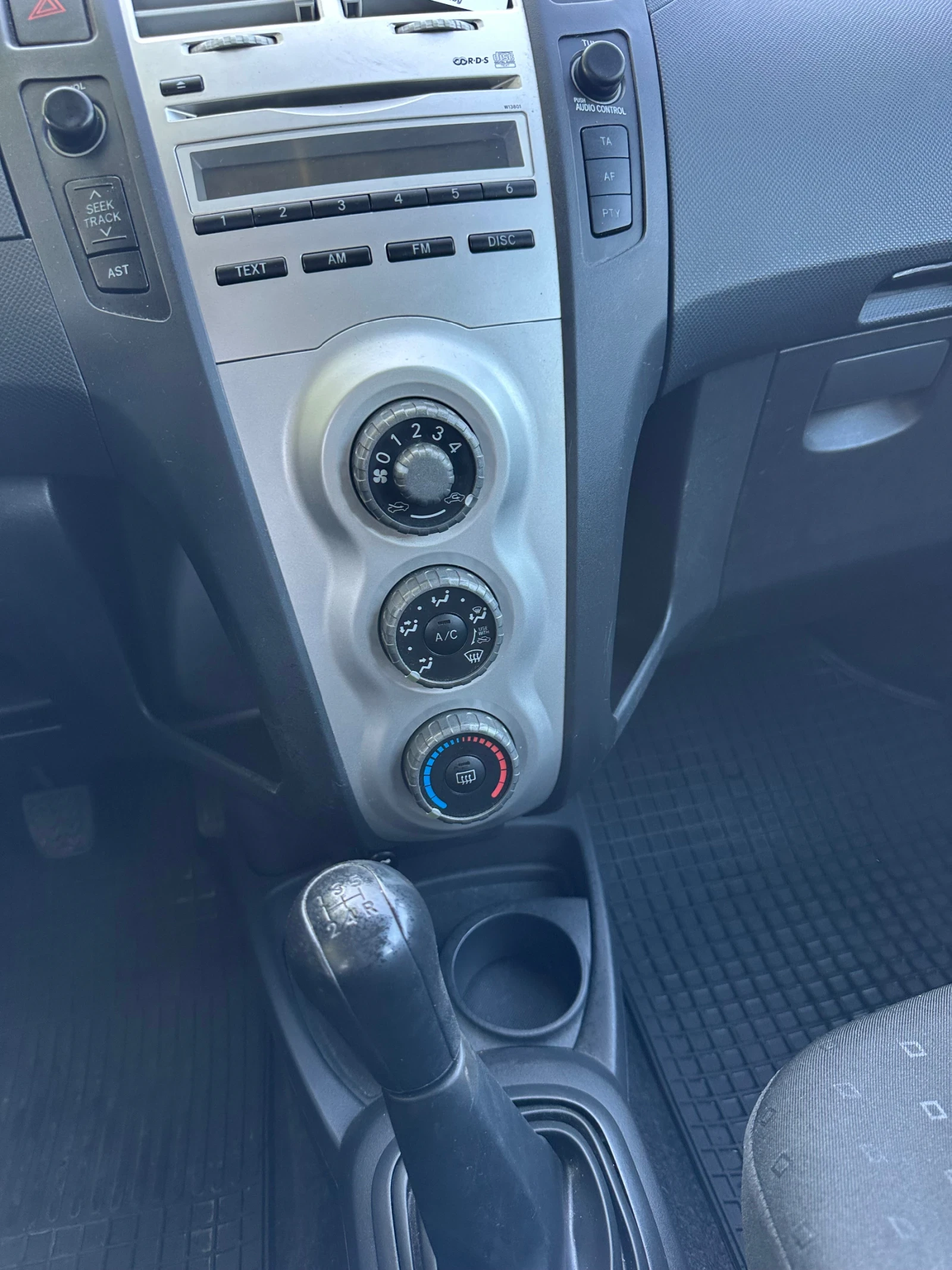 Toyota Yaris 1.0i 2009, снимка 9 - Автомобили и джипове - 56074697