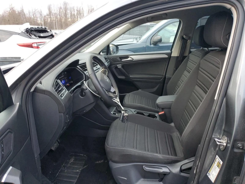 VW Tiguan R-Line / Apple CarPlay / Keyless /  ПАНОР. /, снимка 7 - Автомобили и джипове - 52669715