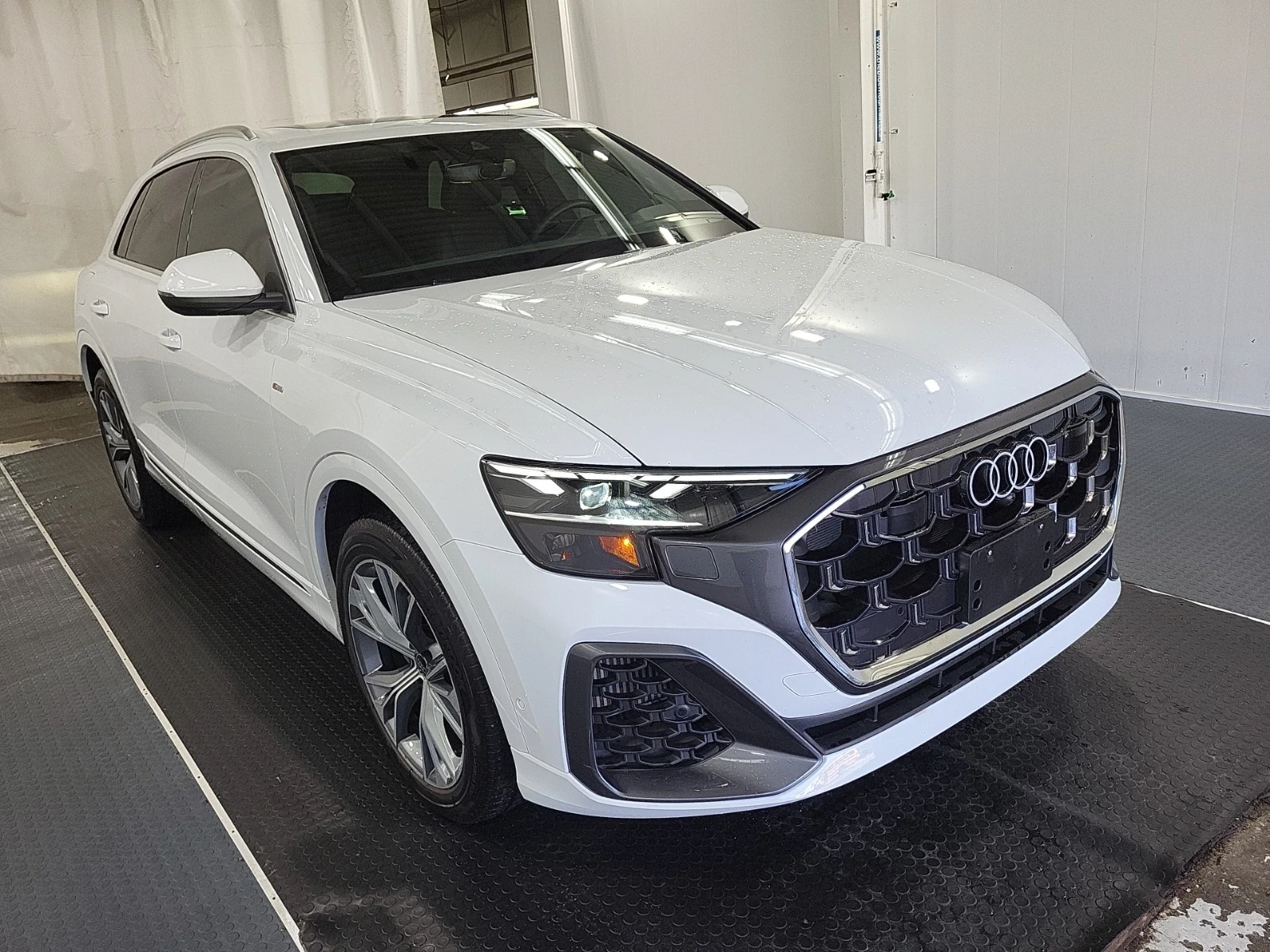 Audi Q8 ДИСТРОНИК * ОБДУХВАНЕ * ПАНОРАМА * 360 * CARFAX, снимка 5 - Автомобили и джипове - 54822173