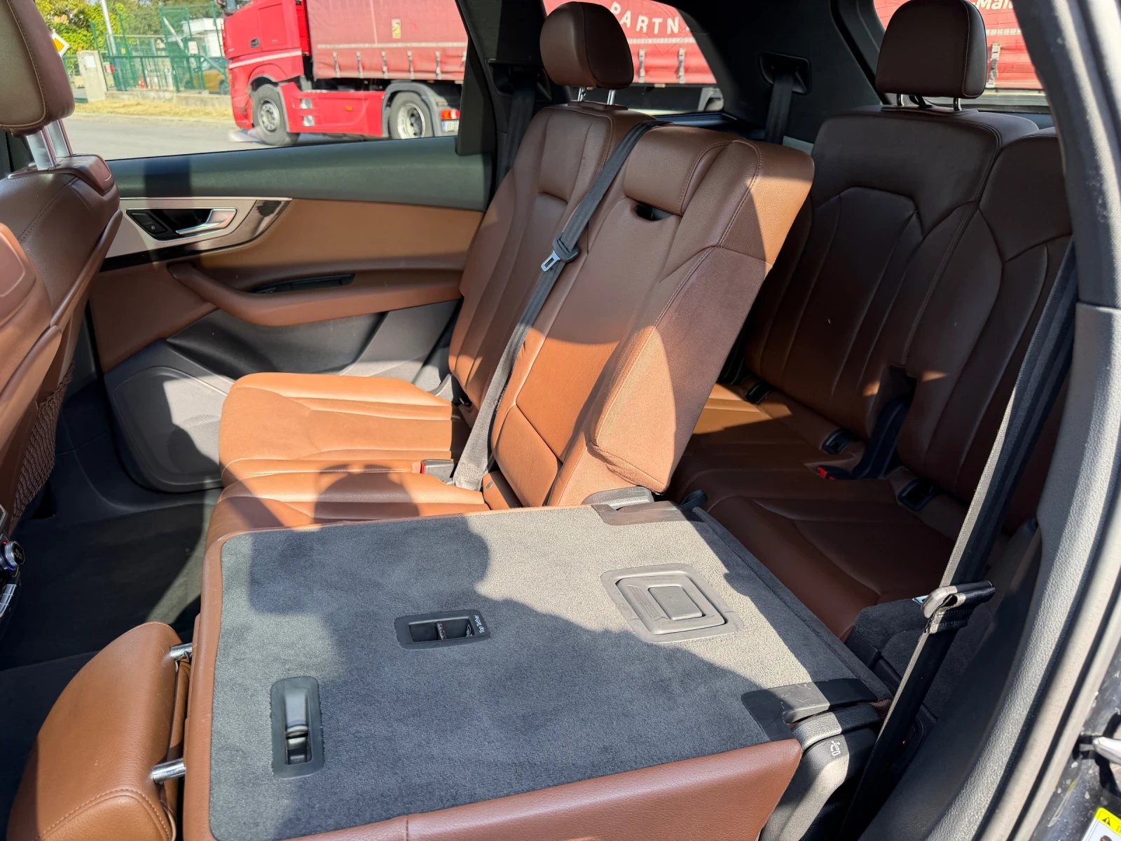 Audi Q7 3.0T TFSI / Обдухване / Панорама / 7 места, снимка 16 - Автомобили и джипове - 56199383
