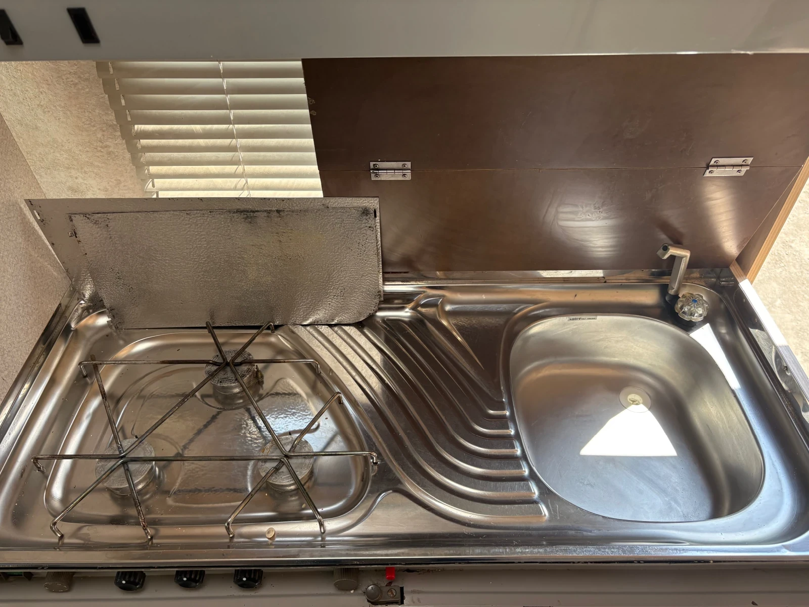 Каравана Caravelair Bamba 375 luxe, снимка 17 - Каравани и кемпери - 54443938