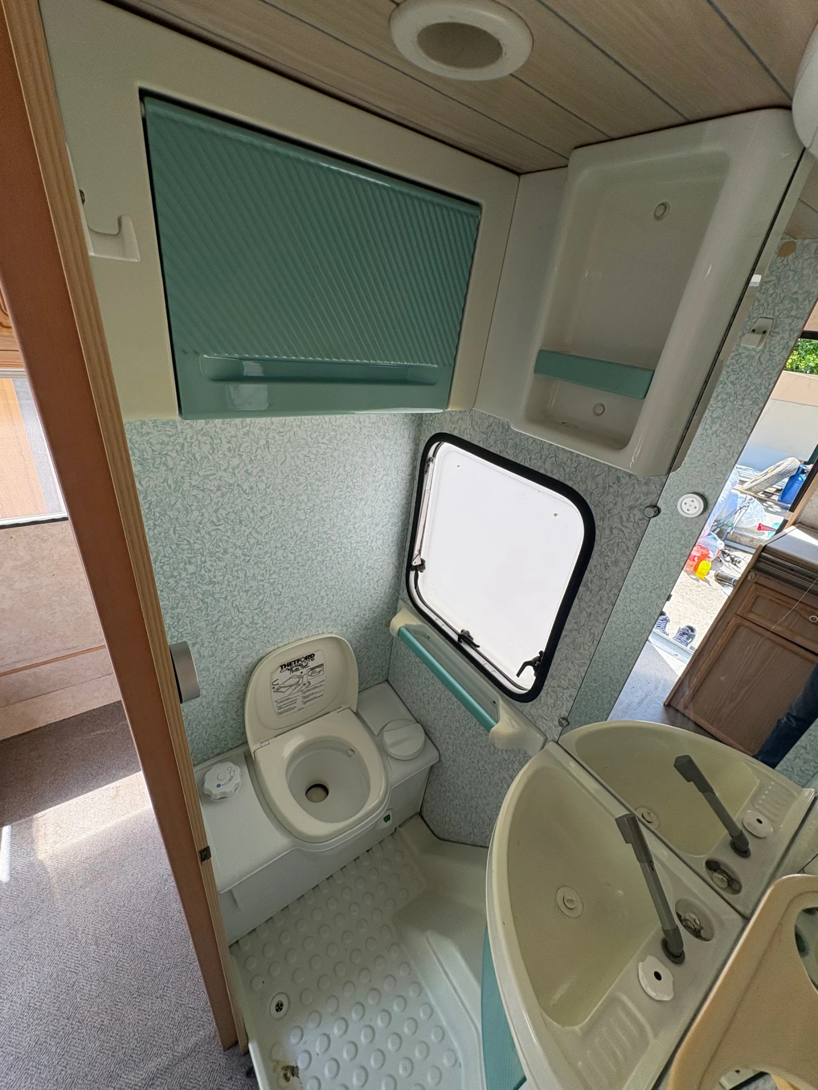 Каравана Caravelair Bamba 375 luxe, снимка 12 - Каравани и кемпери - 54443938