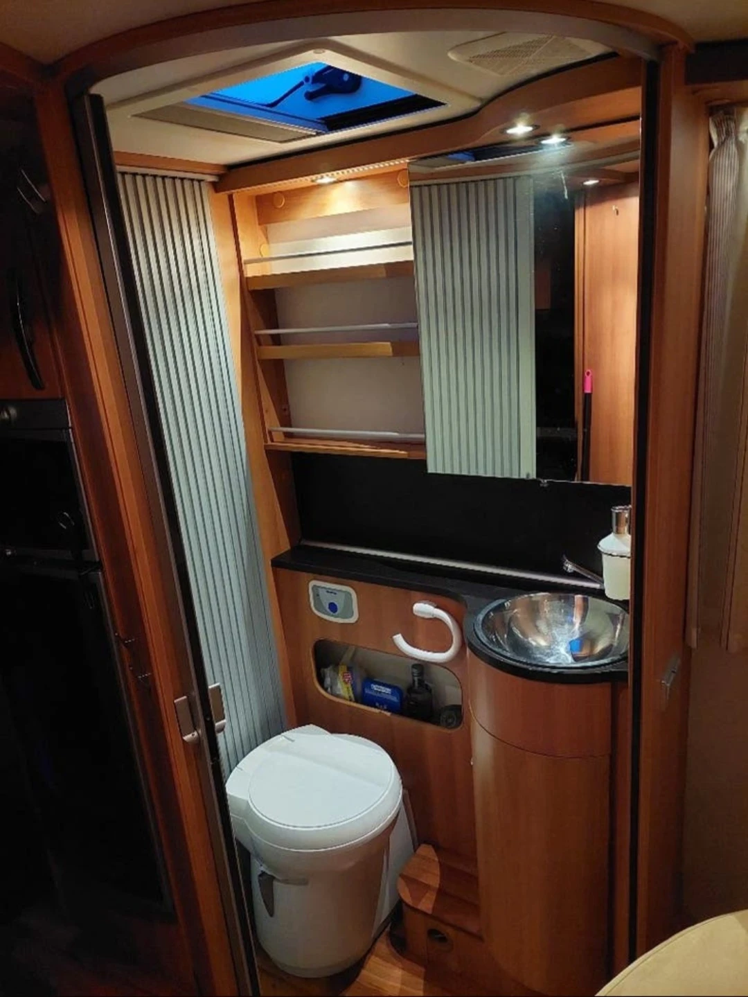 Кемпер HYMER / ERIBA Hymer Tramp 698 CL Exclusive Line, снимка 9 - Каравани и кемпери - 55153069