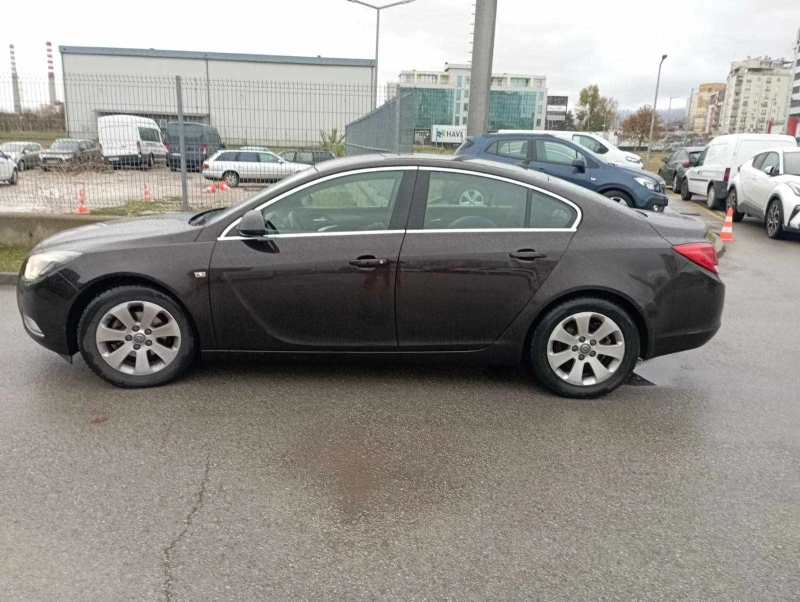 Opel Insignia 1.8, снимка 4 - Автомобили и джипове - 48282679