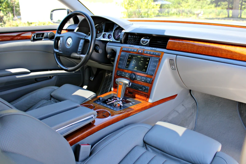 VW Phaeton 4.2 V8 4motion Long EXCLUSIVE Швейцария , снимка 12 - Автомобили и джипове - 51683556