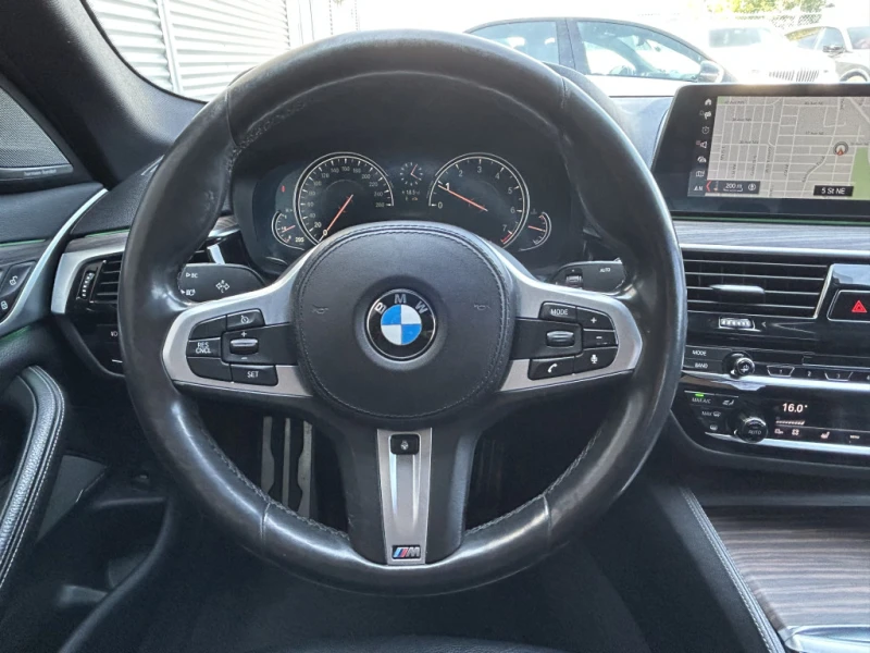 BMW 530 xDrive / M-Sport / PANO / HUD, снимка 10 - Автомобили и джипове - 52749781