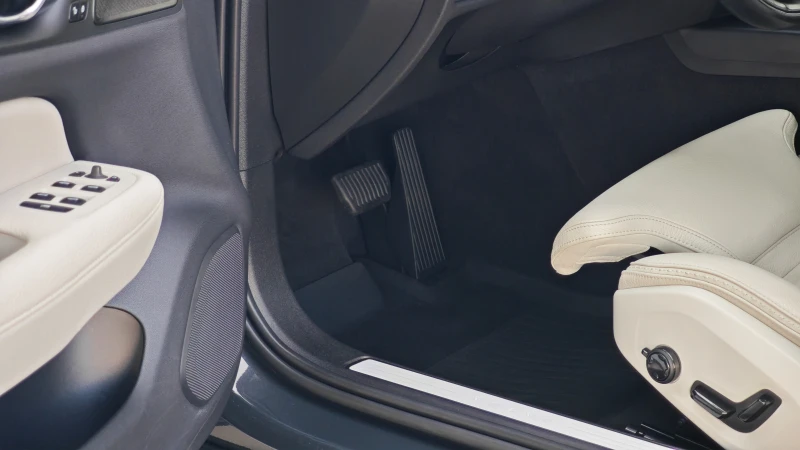 Volvo V60 Cross Country 2.0 D3 AWD AUT Panorama harman/kardon, снимка 7 - Автомобили и джипове - 53374926