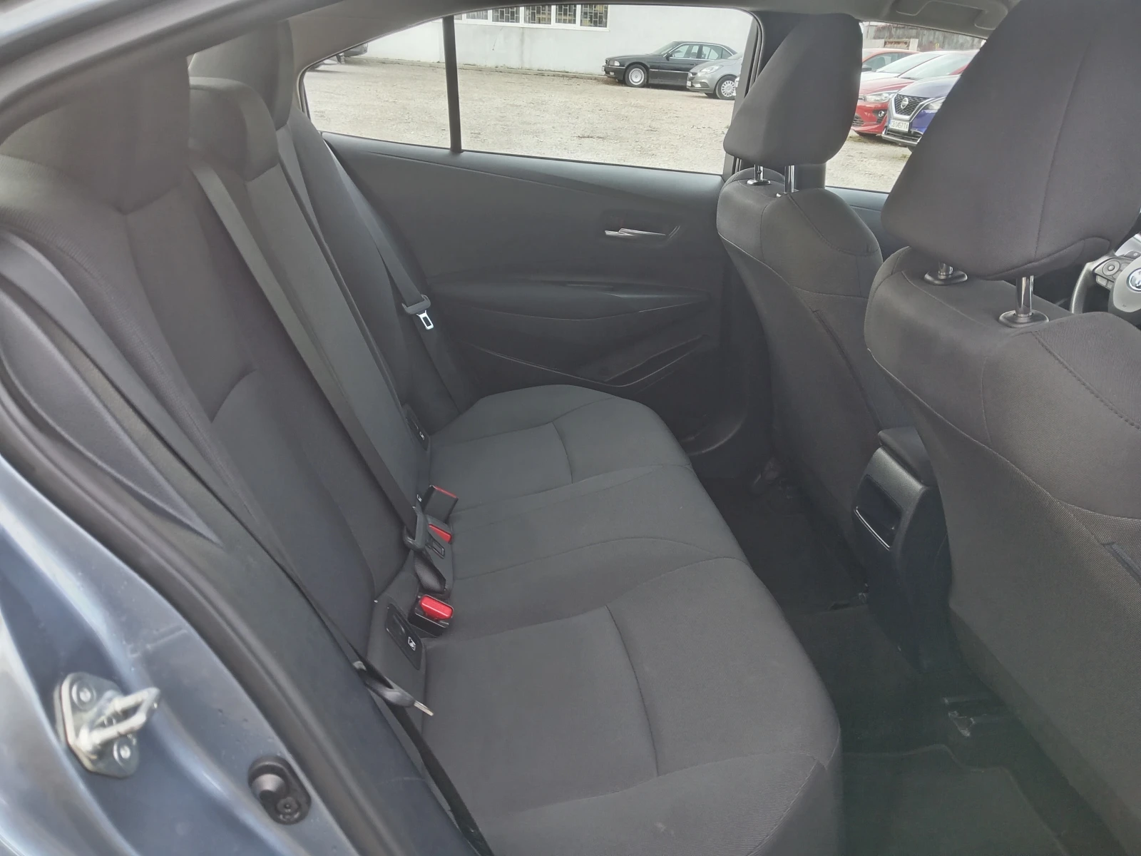 Toyota Corolla 1.5i Гаранционна - изображение 9