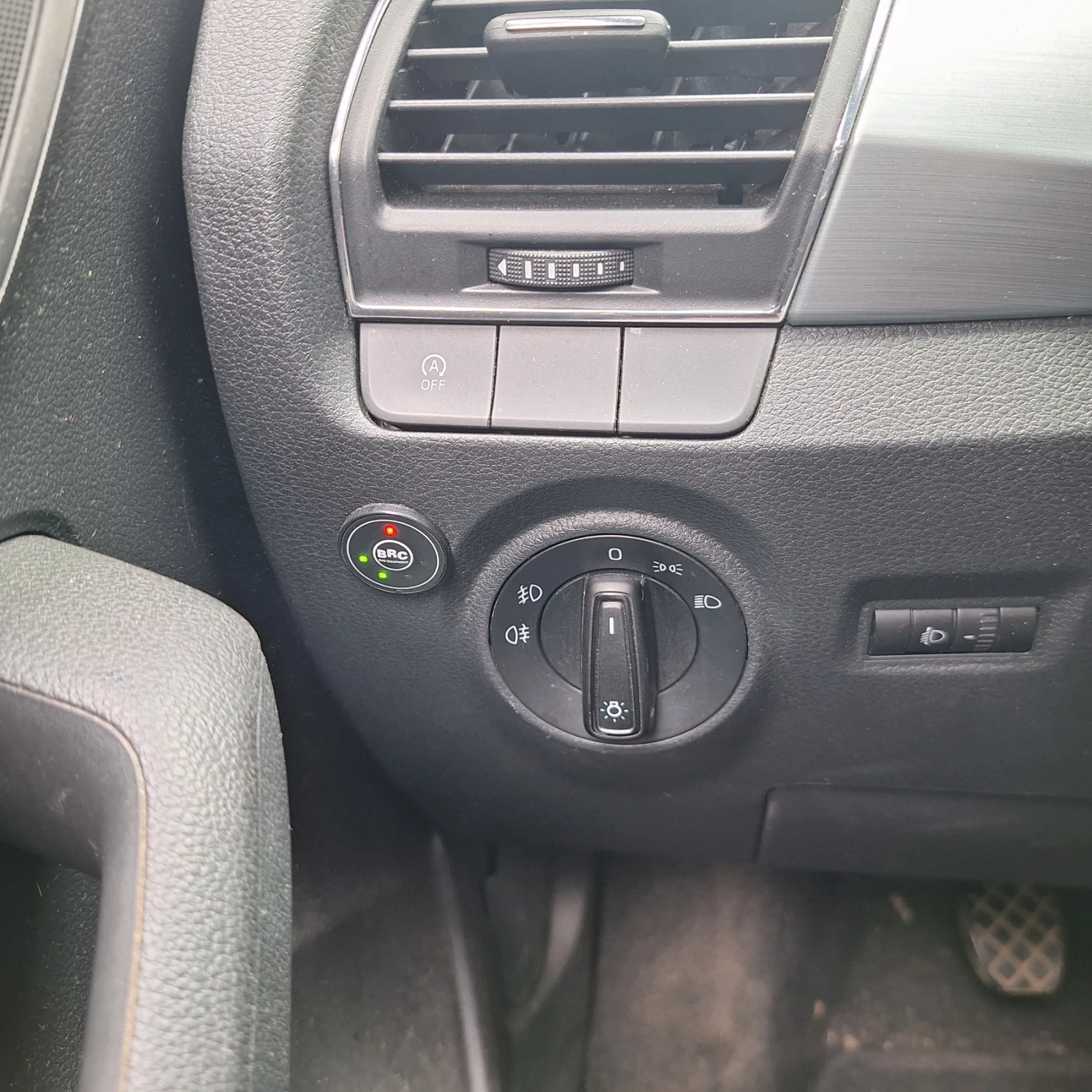 Skoda Fabia, снимка 11 - Автомобили и джипове - 54490918