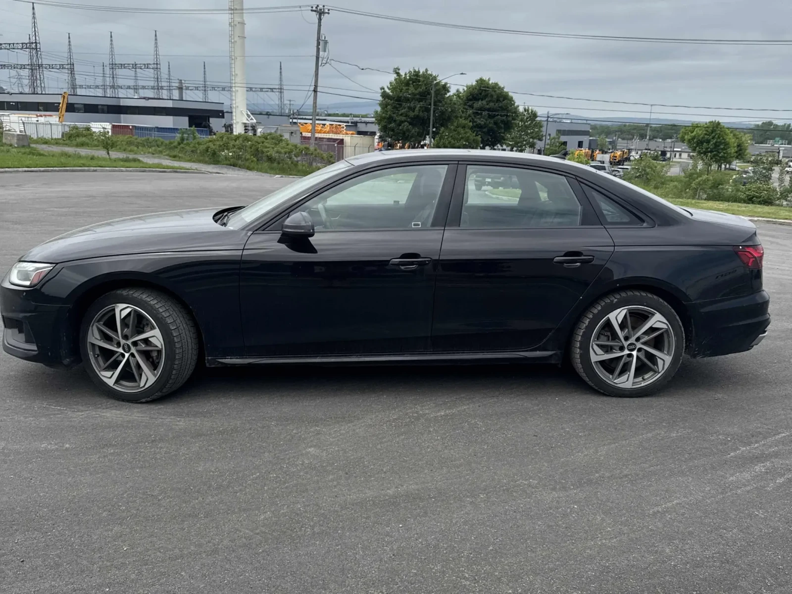Audi A4 Komfort * Keyless * CARFAX * АВТО КРЕДИТ * , снимка 3 - Автомобили и джипове - 54882550